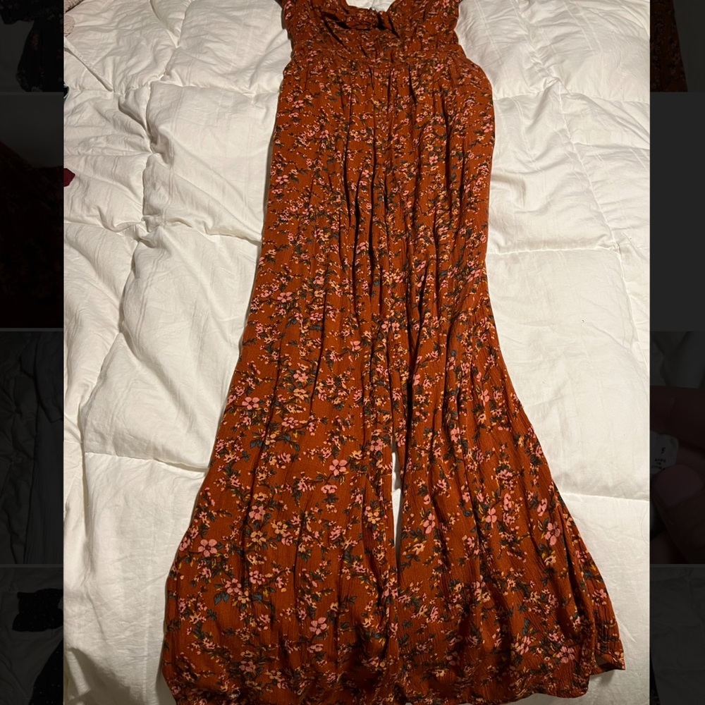 American Eagle size small womens jumper. Great condition. Super cute for fall!